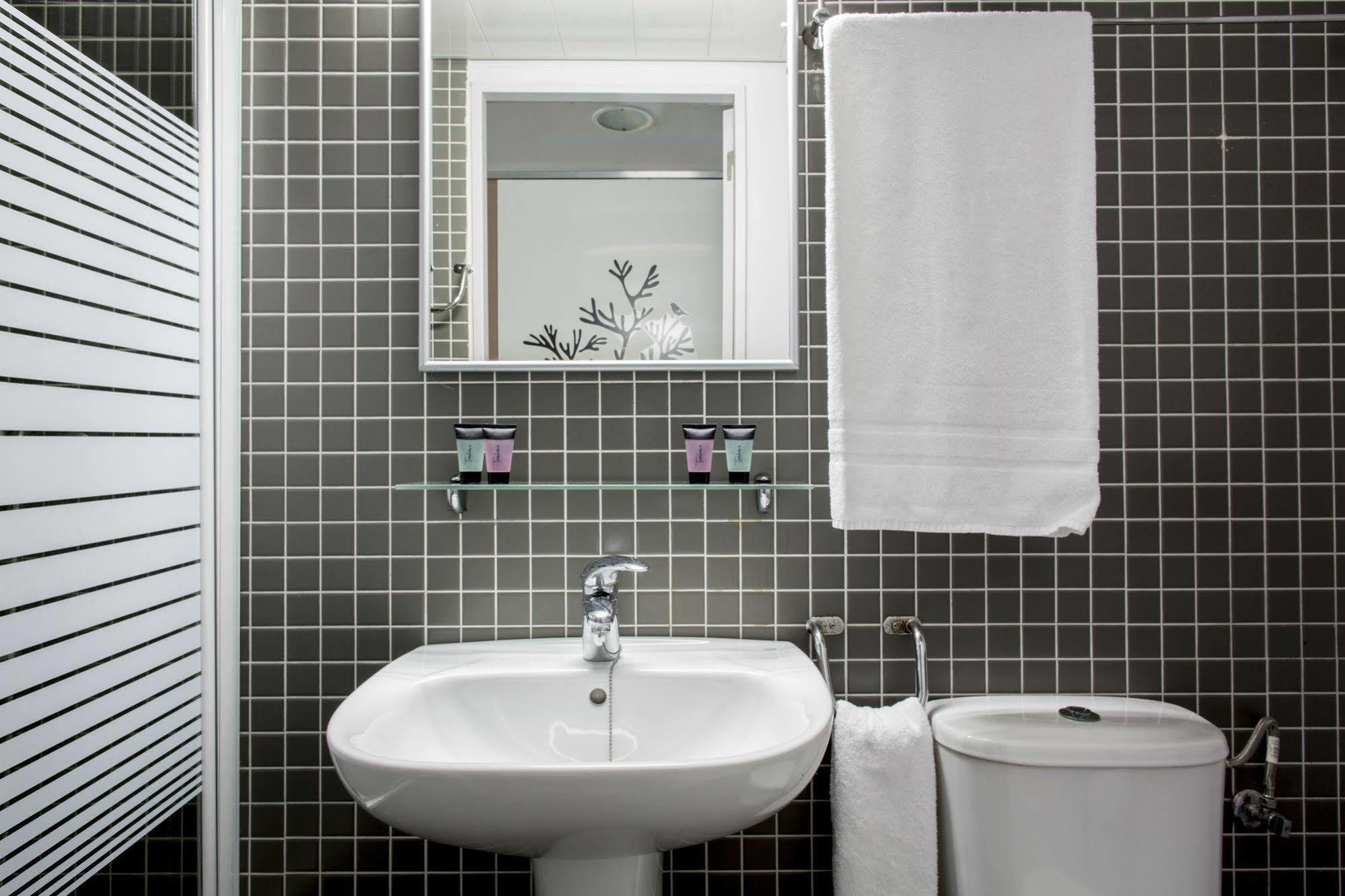 Residencia Universitaria Resa Roberto De Nobili Sant Cugat del Vallès Extérieur photo
